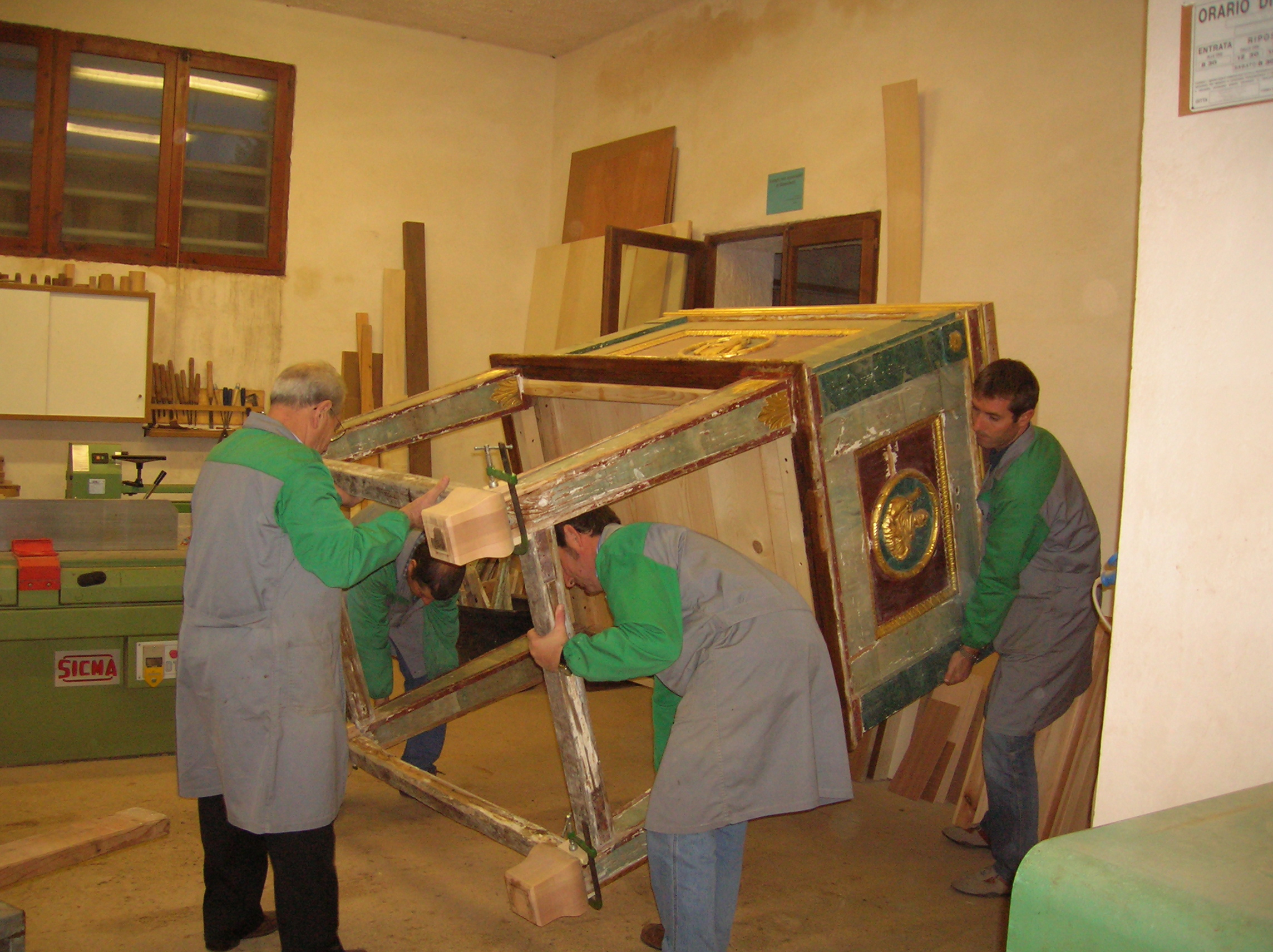 Fasi di restauro Ambone del 700,in legno con effetto marmo. Chiesa Madre