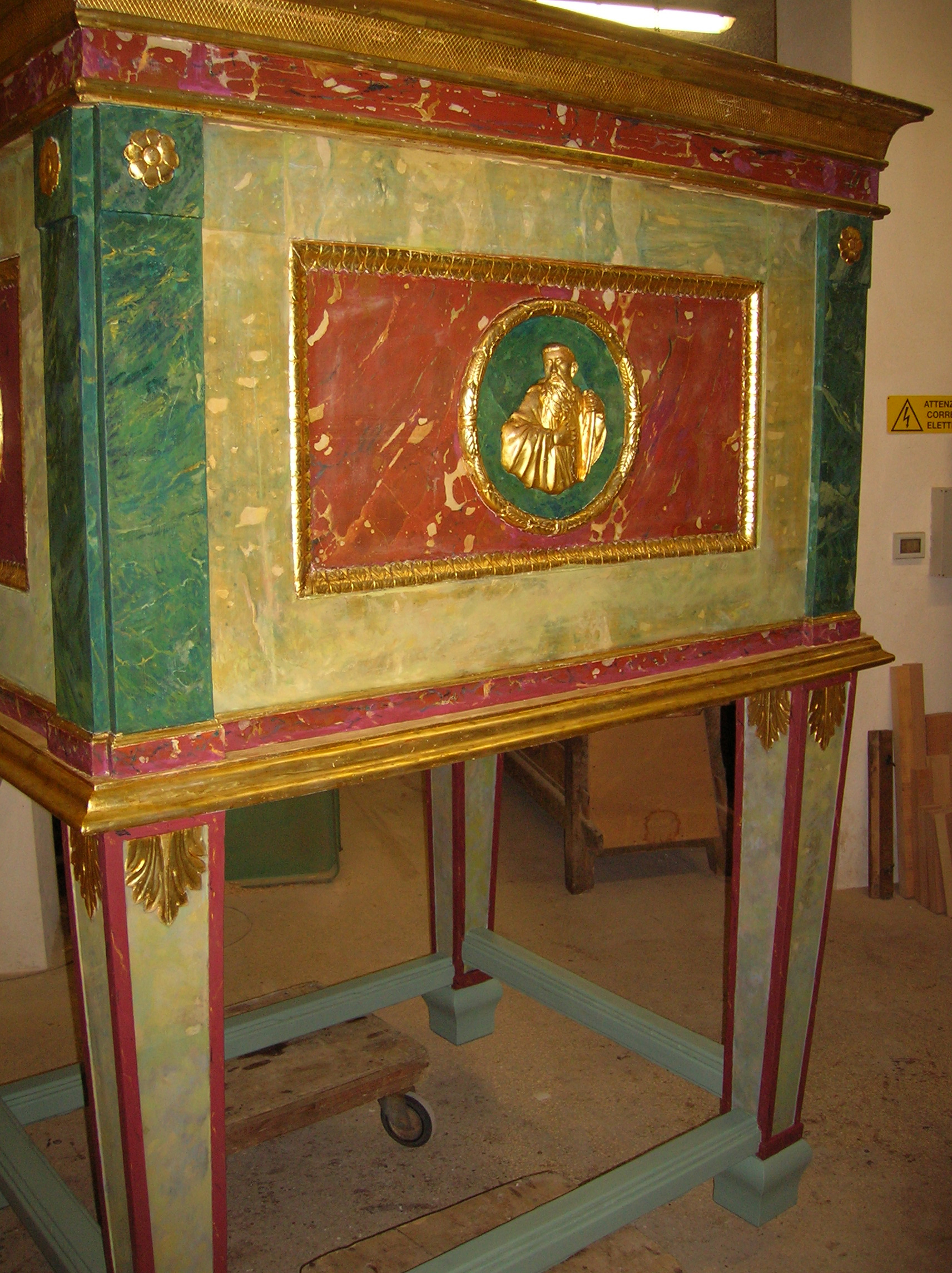 Fasi di restauro Ambone del 700,in legno con effetto marmo. Chiesa Madre