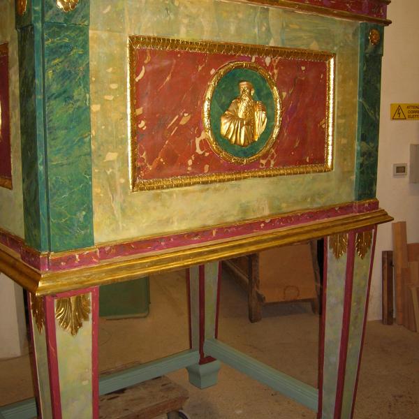 Fasi di restauro Ambone del 700,in legno con effetto marmo. Chiesa Madre